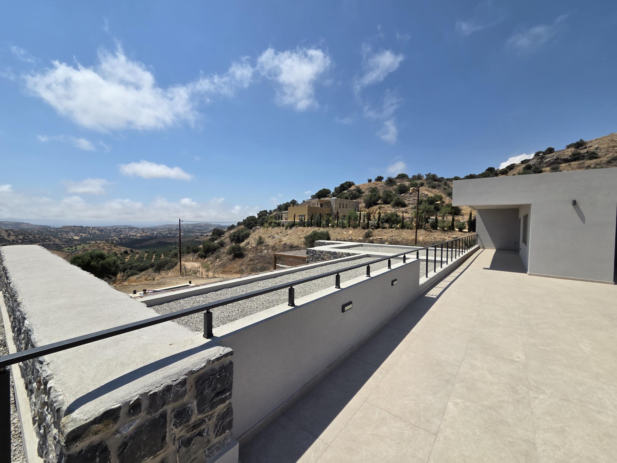 Großzügige Terrasse mit weitem Ausblick über die Landschaft Kretas